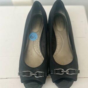 Bandolino Black Chain Accent Flats